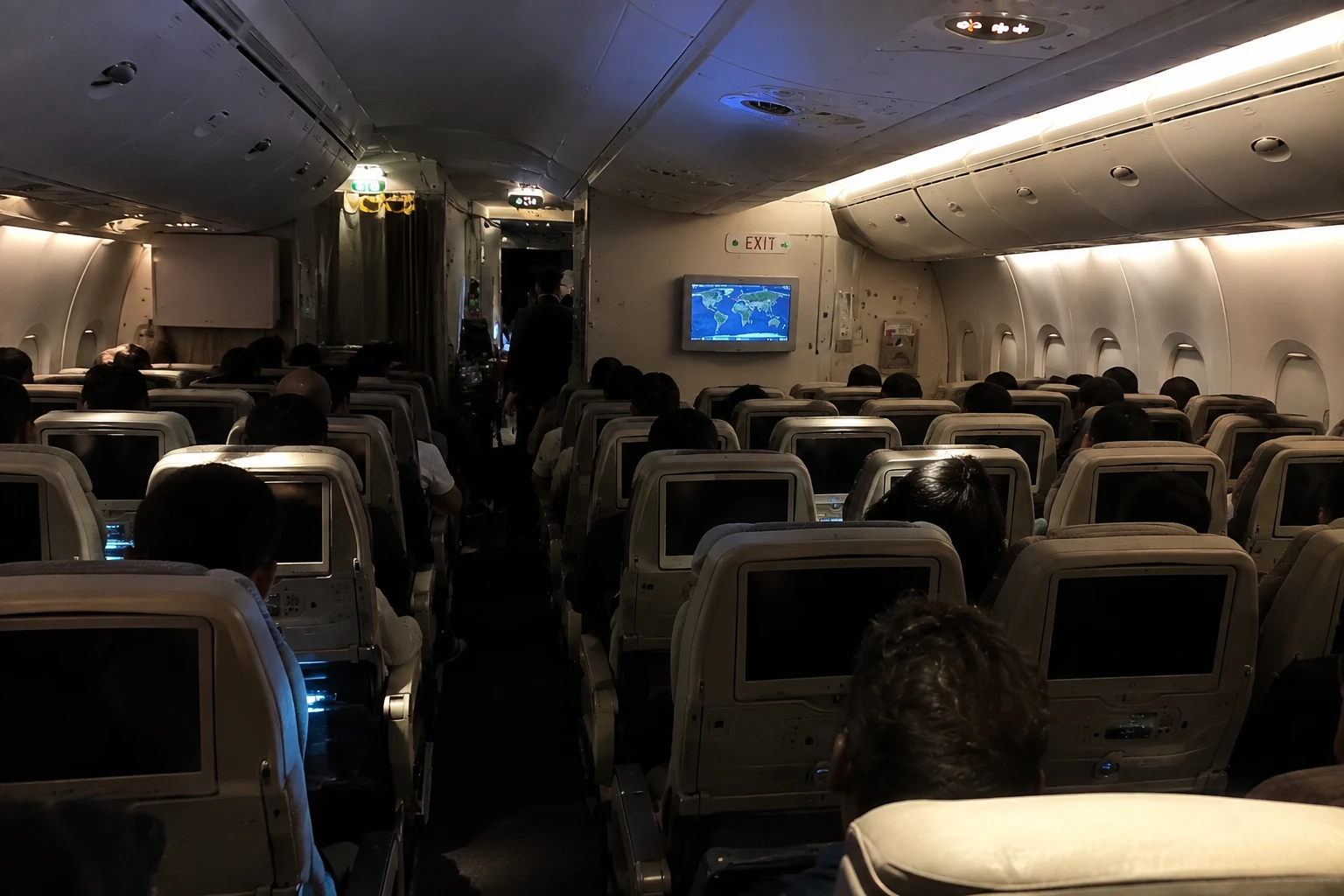 Passageiros da Emirates ficam mais de dez horas presos em avião após desvio na China