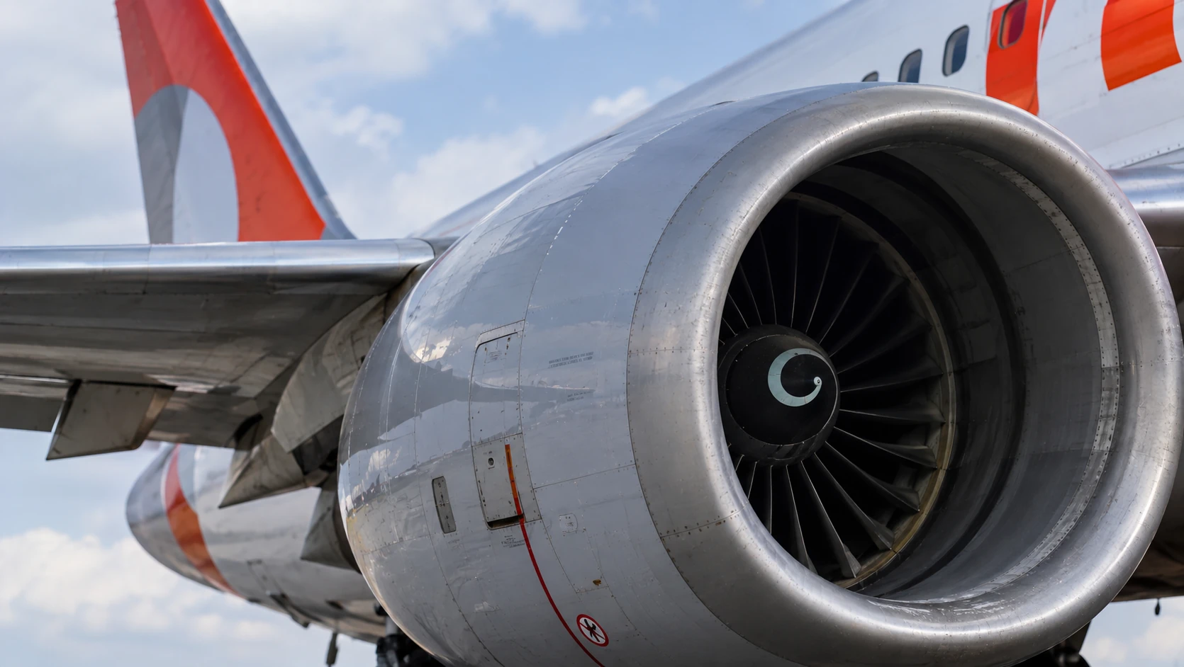 Avião da Gol retorna ao Recife após pássaro atingir motor na decolagem